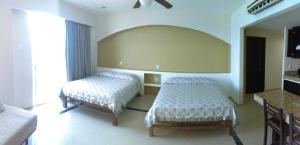 巴拉德纳维达巴格凡特酒店 的一间卧室配有两张床和镜子