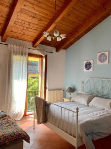 拉韦纳蓬泰特雷萨Villa Panoramica的一间卧室设有一张木天花板床。