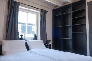 梅德巴赫Kustelberg Lodges的一间卧室设有一张床和一个大窗户