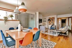 波尔图Charming Bonfim Penthouse的用餐室以及带桌椅的起居室。