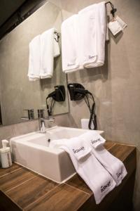 清迈罗德曼酒店的浴室设有水槽和毛巾
