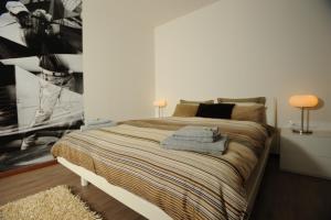 布拉格黑桥酒店公寓的一间卧室配有带毛巾的床