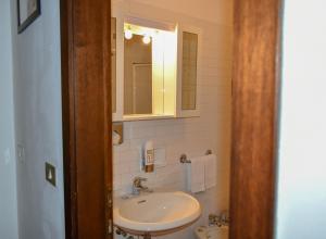 摩德纳迪-坎皮格里奥欧罗巴酒店的一间带水槽和镜子的浴室