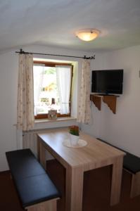 奥伯斯特多夫Landhaus Spielmannsau的小房间设有木桌和窗户