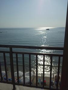 帕拉利亚卡泰里尼斯Nepheli的阳台享有海滩美景。