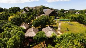 贝岛JJ ET EUPHRASIE Lodge的享有带茅草屋顶的度假村的空中景致