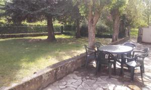 Le FleixLe Grenouillet的树木繁茂的院子内的桌椅