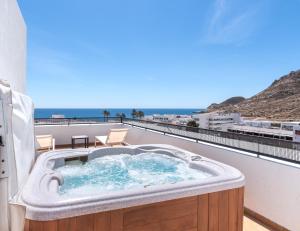 拉斯内格拉斯Hotel Calachica Las Negras的海景阳台上的热水浴池