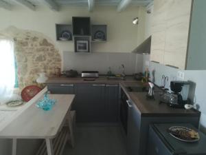 皮特斯迪亚Kritikies Lasea的厨房配有水槽和台面