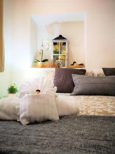 罗马Have A Nice Holiday - Luxury Rooms的一间卧室配有一张带白色毯子的床