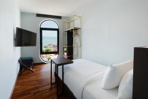 乔治市SAVV HOTEL的卧室设有白色的床和大窗户