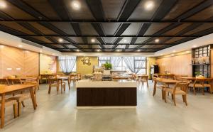 天津时光漫步（天津塘沽洋货市场极地海洋公园店）的餐厅设有木桌和木椅