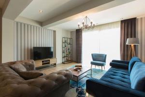 伊斯坦布尔DM Suites Bosphorus的带沙发和电视的客厅