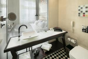 布拉格Quentin Prague Hotel的一间带水槽和卫生间的浴室