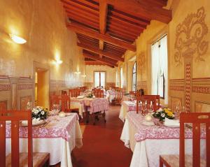 波吉邦西圣露凯希别墅酒店的用餐室配有桌椅和鲜花