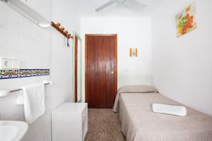 伊维萨镇拉斯涅韦斯旅馆的小型浴室设有两张床和盥洗盆