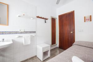伊维萨镇拉斯涅韦斯旅馆的浴室设有床、水槽和镜子