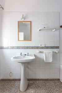 伊维萨镇拉斯涅韦斯旅馆的白色的浴室设有水槽和镜子