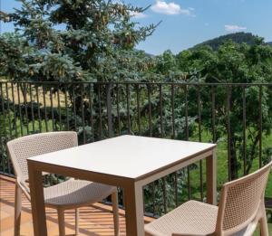 戈索尔Hostal Cal Franciscó的山景阳台上配有桌椅