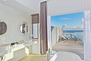 拉斯杜马尔代夫库拉马蒂度假酒店的一间带两个水槽的浴室,享有海景