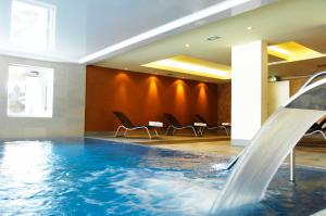 Schwabthal祖尔络温嘎斯霍夫酒店的酒店大堂的游泳池,设有水滑梯