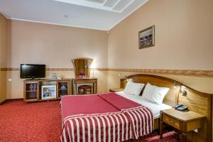 顿河畔罗斯托夫城市公园酒店的配有一张床和一台平面电视的酒店客房