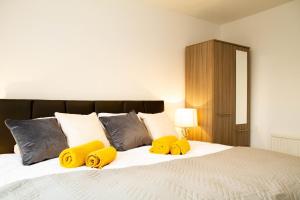 印威基辛Carvetii - Kings House - 20mins to Edinburgh的一间卧室配有一张带黄色枕头的床。