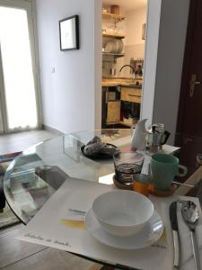 马斯卡利Casitta的玻璃桌,上面有盘子和杯子