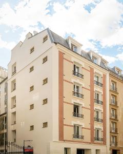 巴黎Hotel Archetype Etoile的公寓大楼的图片