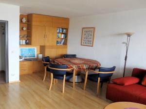 达普Ostsee-Residenz 17的客厅配有桌椅和沙发