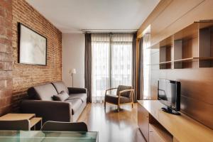巴塞罗那韦洛公寓的带沙发和电视的客厅