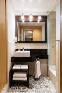 巴塞罗那韦洛公寓的一间带水槽和镜子的浴室