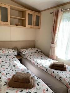 博特夫加滕Invernevis的带窗户的客房内设有两张单人床。
