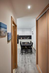Le PinAPPARTEMENT T2 RDC 1 A 4 COUCHAGES的用餐室以及带桌椅的厨房。