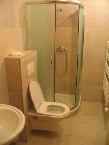 梅德沃代VEGANFRESH的带淋浴、卫生间和盥洗盆的浴室