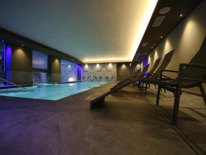 利维尼奥康科迪亚酒店的大楼内一个带滑梯的游泳池