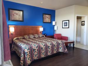 维多利亚十字路口套房旅馆的一间卧室设有一张床和蓝色的墙壁