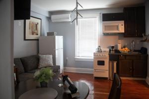 华盛顿Vacation House DC的厨房以及带白色冰箱的客厅。