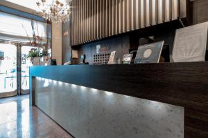 米兰卡诺瓦酒店的一间位于餐厅内的酒吧,餐厅设有蓝色的台面