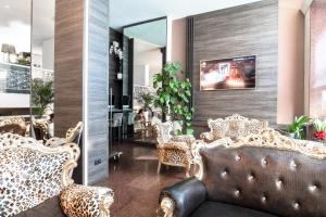 米兰卡诺瓦酒店的大堂设有豹纹印花沙发和椅子