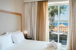 皮洛斯Karalis Beach的一间卧室设有一张床和一个美景阳台