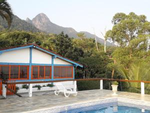 伊利亚贝拉Casa das Ilhas的房屋前有游泳池的房子