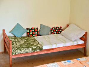 DrvarDream的一张带枕头的木制沙发