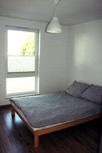 威赫罗伏Apartament Spacerowa的白色客房的一张床位,设有窗户