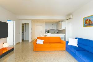 索托马里纳Le Murrine Frontemare Apartment Seaview的客厅配有橙色沙发和蓝色沙发