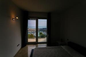 索托马里纳Le Murrine Frontemare Apartment Seaview的客房设有一张床和一个美景窗户。