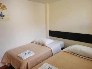 塔克纳Residencial Mamamia的一间小房间,内设两张床