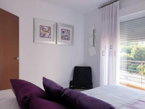 阿尔姆尼卡Bonita casa en Cotobro的卧室配有床、椅子和窗户。