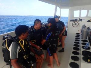 MiduXen Midu Hotel Addu City Maldives的一群人,在海上的船上