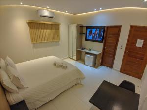 IcóHotel Ribeira dos Icós的一间酒店客房,配有一张床和一台电视